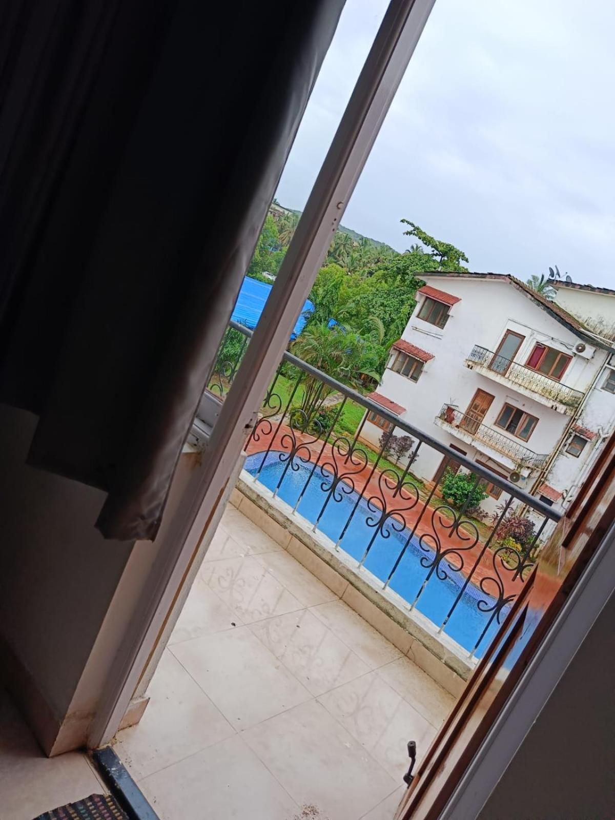 Ronne'S Little Baga Service Apartments Exterior photo