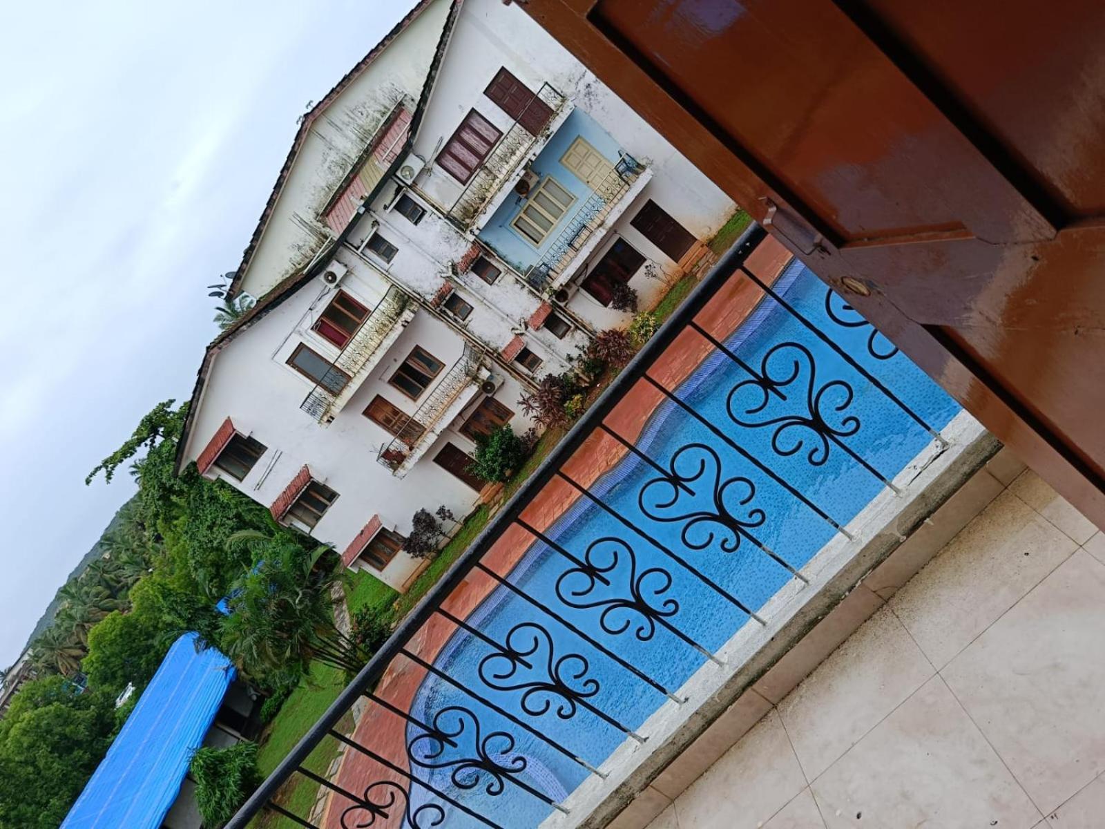 Ronne'S Little Baga Service Apartments Exterior photo