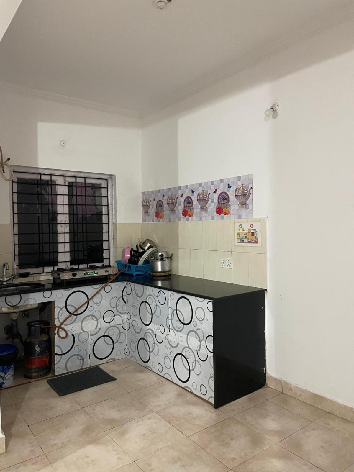 Ronne'S Little Baga Service Apartments Exterior photo